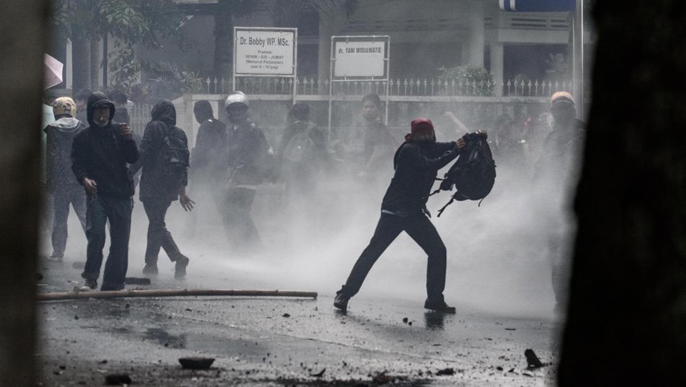 Aksi May Day Ricuh! Massa Kaos Hitam Bikin Geger Bandung & Semarang